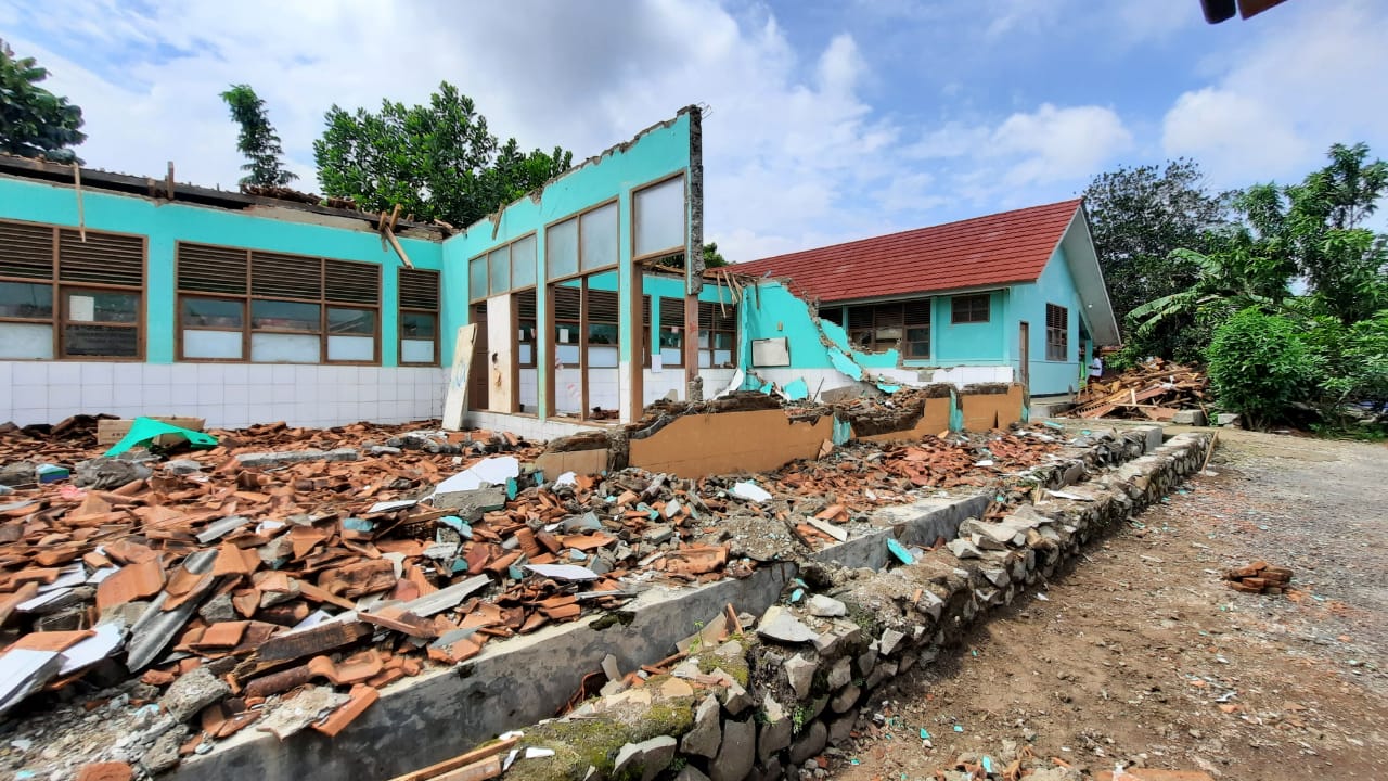 Diterpa Angin Kencang, Tiga Ruang Kelas SD di Karawang Ambruk Rata dengan Tanah