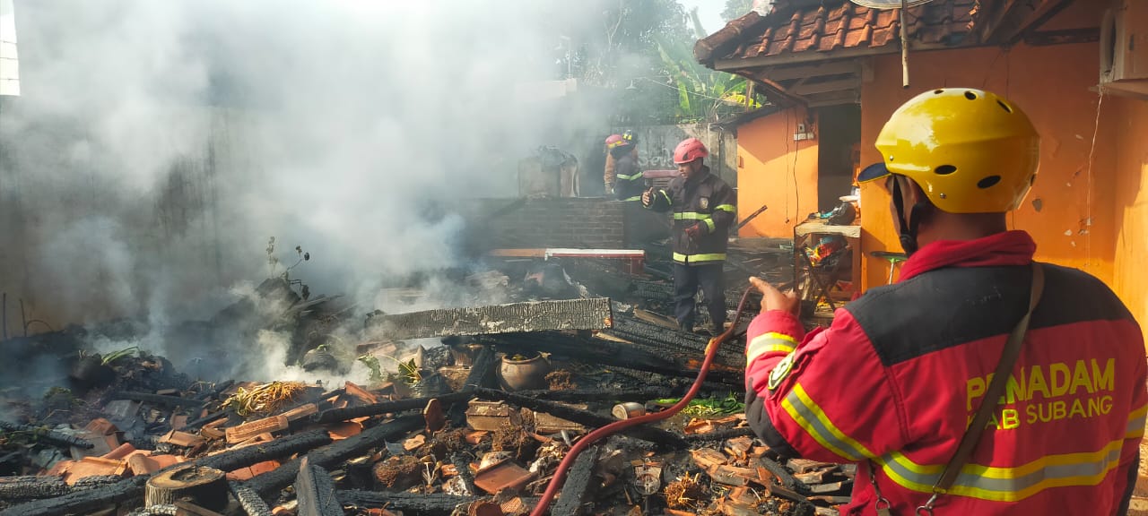 tim-damkar-subang-berjibaku-padamkan-kebakaran-rumah-di-purwadadi.jpg