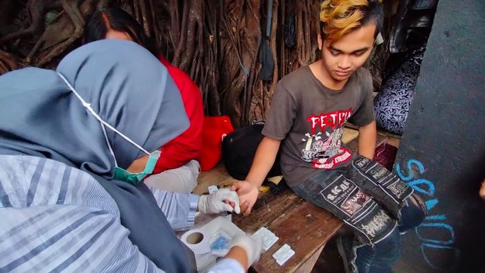 Tim Medis Duet dengan Anggota DPRD, Ajak Anak-anak Punk Kuningan Jalani Pemeriksaan HIV/AIDS