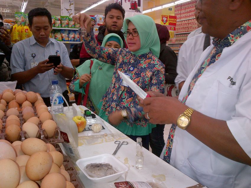 tim-pemkot-bandung-sidak-ke-carefour_20150521_135546.jpg