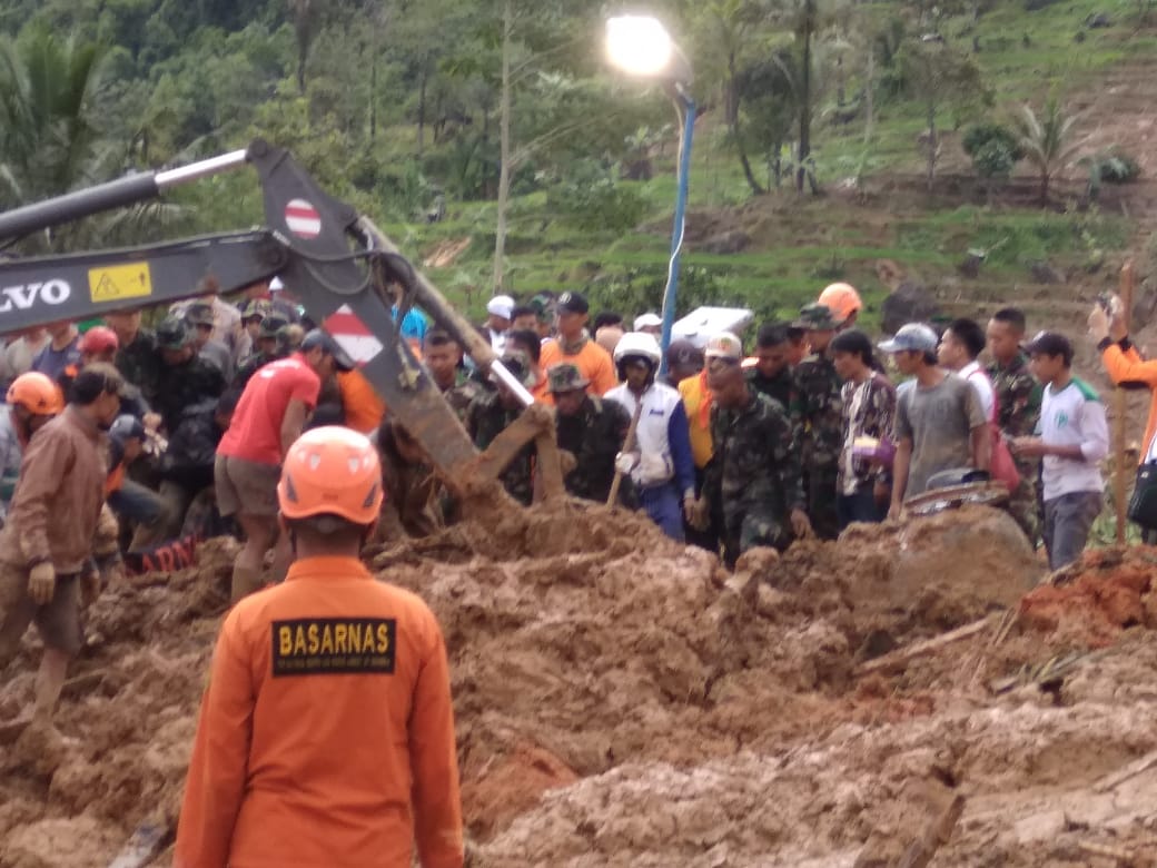 tim-sar-gabungan-melakukan-evakuasi-korban-longsor-di-cisolok-kabupaten-sukabumi.jpg