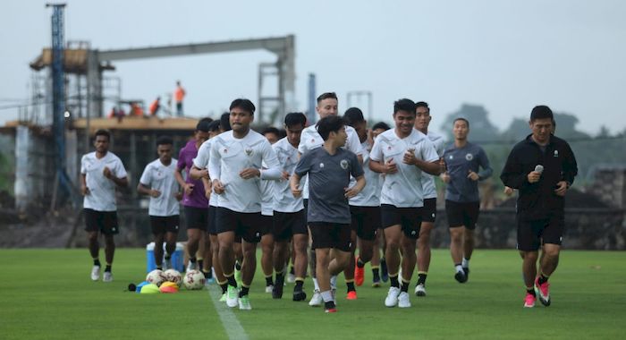 timnas-indonesia-menjalani-latihan-di-lapangan-training-center-bali-united.jpg