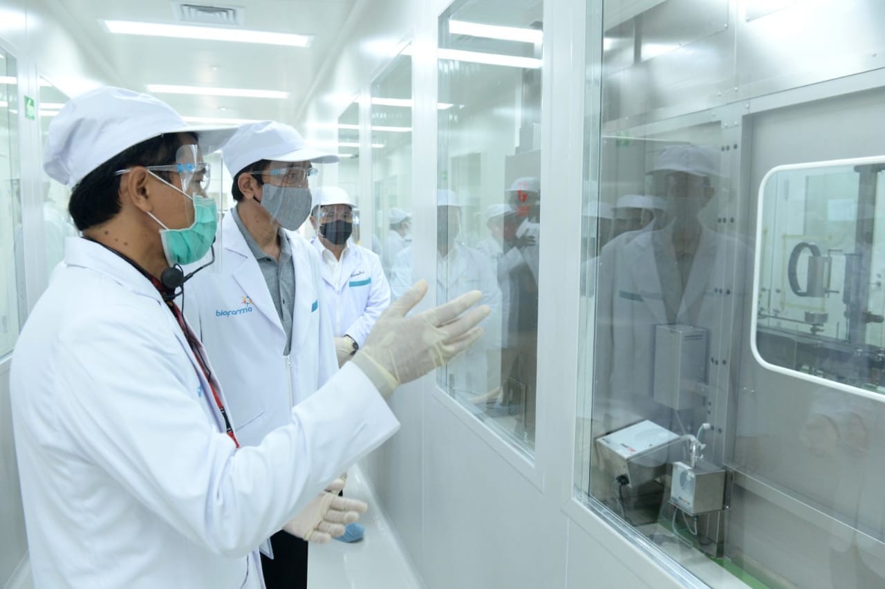 tinjau-fasilitas-produksi-bio-farma-jokowi-indonesia-mampu-produksi-vaksin-sendiri.jpg