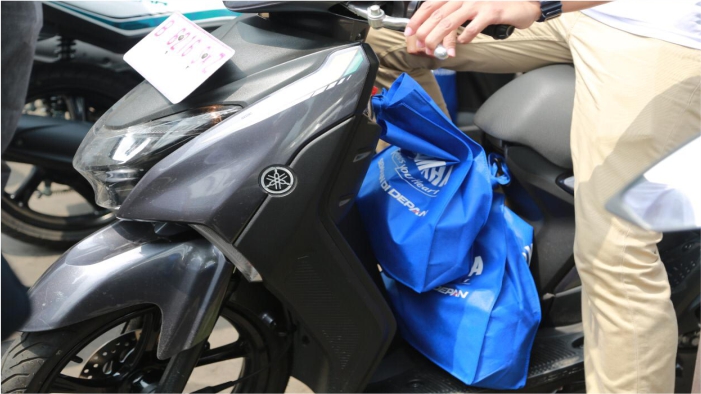 Tips Berkendara Membawa Barang di Sepeda Motor