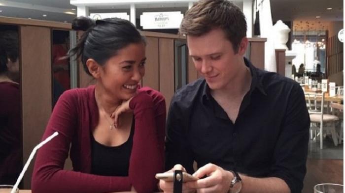 Cieee . . .Titi Rajo Bintang Mesra dengan Bule Ganteng