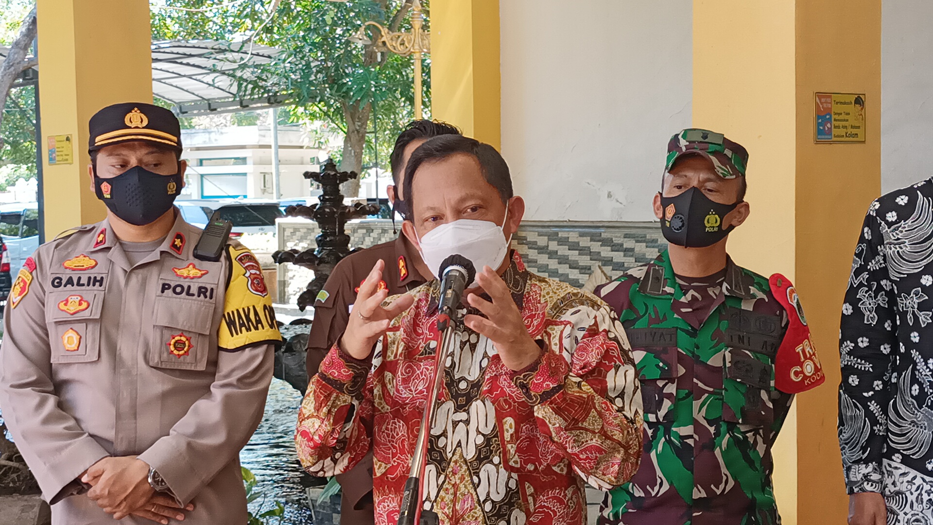tito-karnavian-saat-melakukan-konferensi-pers-di-pendopo-indramayu.jpg