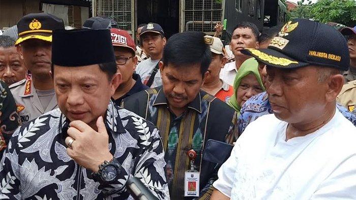 tito-karnavian-saat-meninjau-dan-memberikan-bantuan-pasca-banjir.jpg