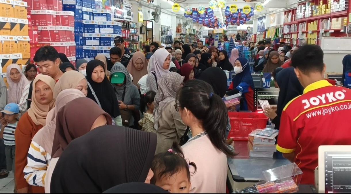 Jelang Tahun Ajaran Baru, Pengunjung Toko Alat Tulis di Purwakarta Melonjak hingga 70 Persen - Tribunjabar.id