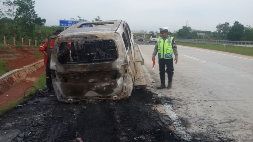 Mobil Mewah Terbakar di Tol Cipali