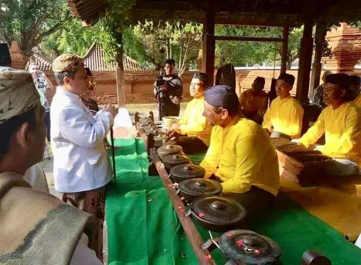 tradisi-penabuhan-gamelan-sekaten-di-keraton-kasepuhan.jpg
