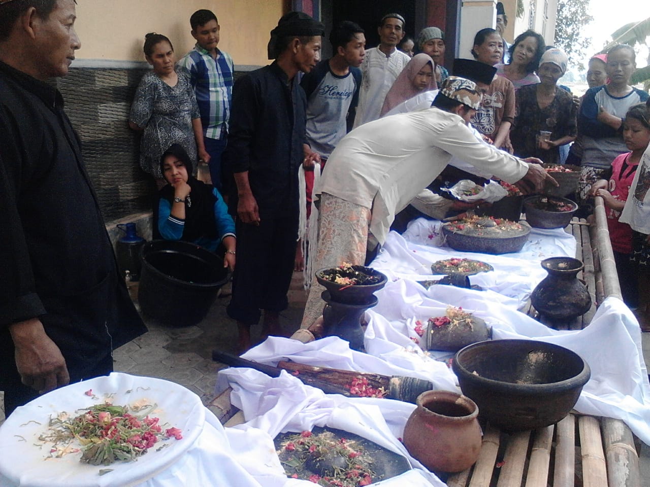 Rayakan Maulid Nabi, Masyarakat Desa Slangit di Cirebon Gelar Tradisi Ngadus Buyut