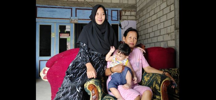 treni-berjilbab-bersama-ibu-asuhnya-rini.jpg