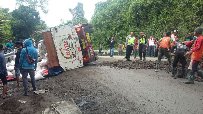 truk-bermuatan-beras-terguling-di-jalan-ambles-blok-cireki-sumedang_20170320_195133.jpg