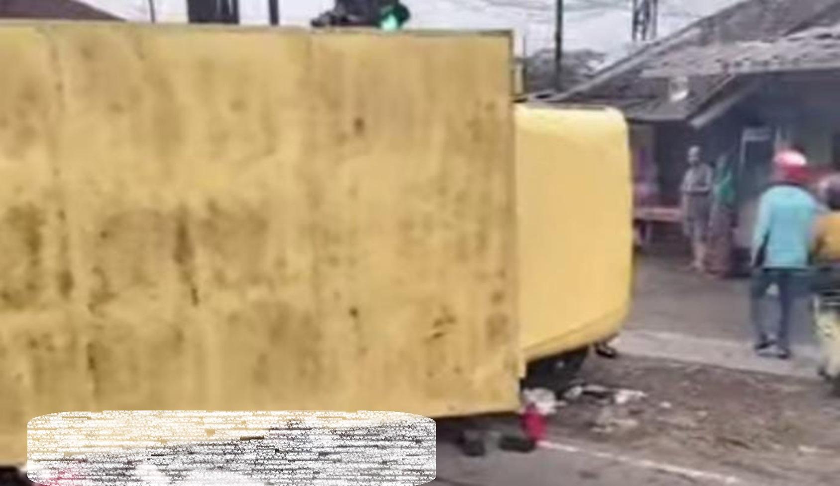 truk-boks-terguling-di-Sumedang-Utara-Kabupaten-Sumedang.jpg