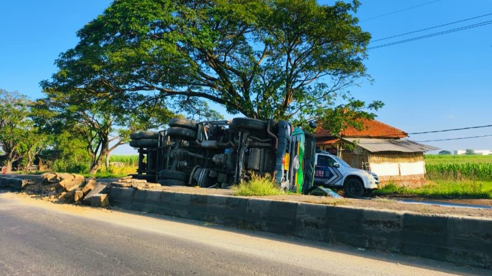 Truk Kontainer Oleng hingga Terguling di Pantura Cirebon, Hancurkan Median Jalan