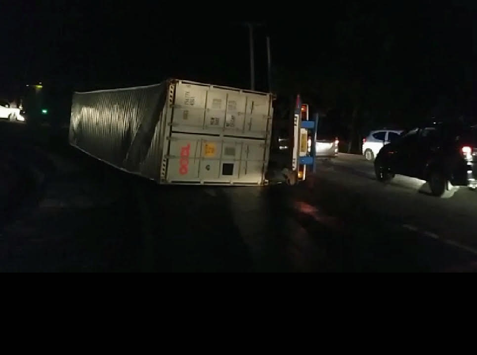 Truk Kontainer Terguling di Tanjakan Gentong, Jalur Bandung Menuju Tasikmalaya Sempat Macet