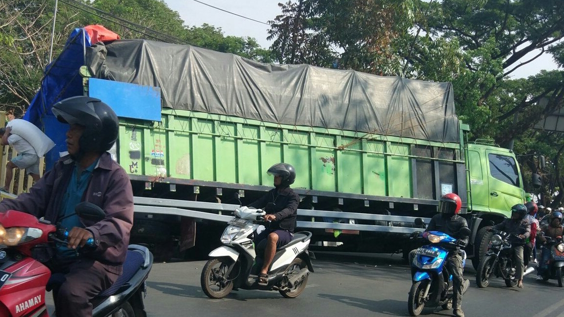 Tak Mau Kena Macet? Hindari AH Nasution dari Arah Cibiru, Ada Truk Melintang di Jalan