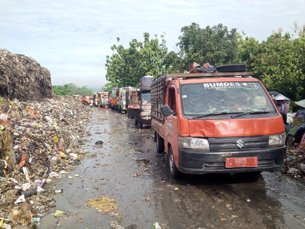 truk-pengangkut-sampah-mengantre-panjang-di-pintu-masuk-TPA-Cikolotok-Purwakarta.jpg