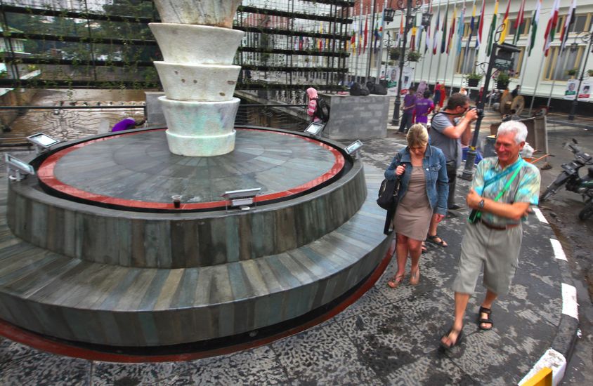 tugu-dasa-sila-bandung-_-ornamen-baru_20150417_145630.jpg