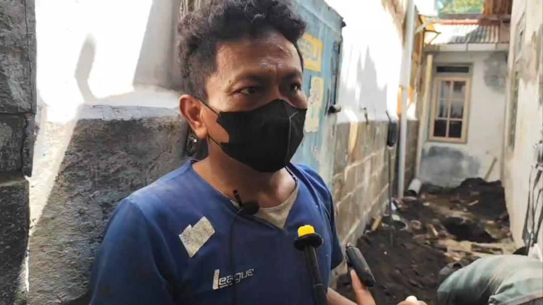 Gali Saluran Air Pakai Linggis, Tukang Gali di Cirebon Syok Temukan Granat Aktif: Untung Enggak Kena