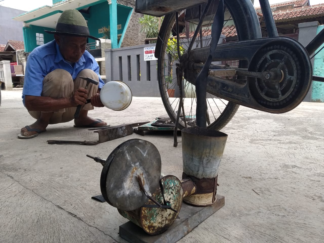 Selain Menjadi Tukang Patri, Endang Pun Sering Kumpulkan Barang Bekas