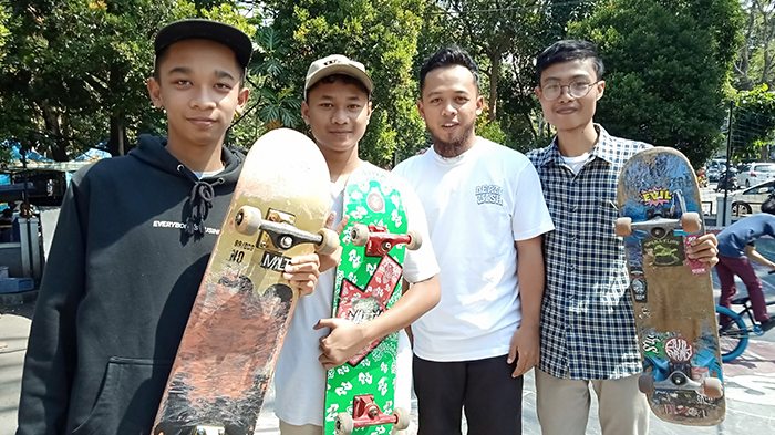 ugi-bersama-teman-temannya-berlatih-skateboard-di-loops-station_20180701_132022.jpg