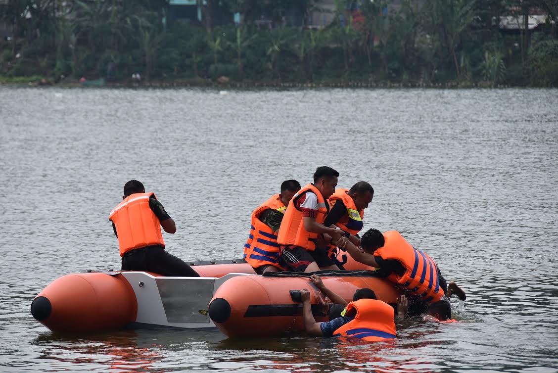Personel Lanud Husein Sastranegara Latihan Perahu Karet dan Simulasi Penanggulan Banjir