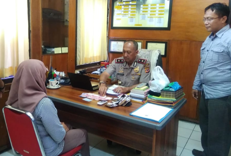 um-saat-diperiksa-polisi-terkait-beli-kopi-pakai-duit-palsu.jpg
