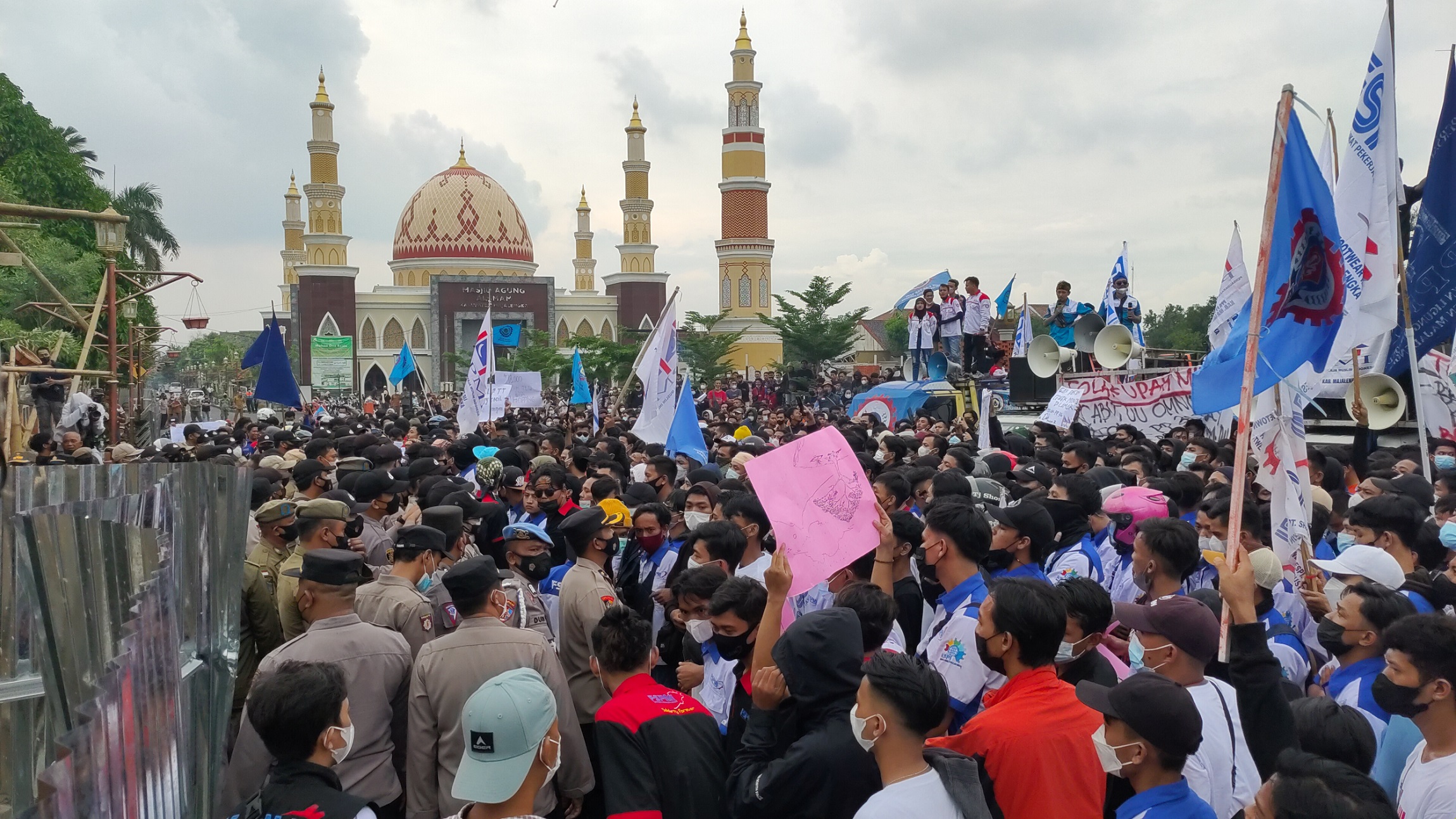 unjuk-rasa-di-depan-kantor-bupati-majalengka.jpg