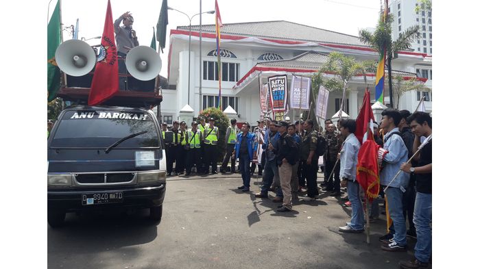 KNPI Jabar Gelar Unjuk Rasa di Depan Gedung DPRD Jabar