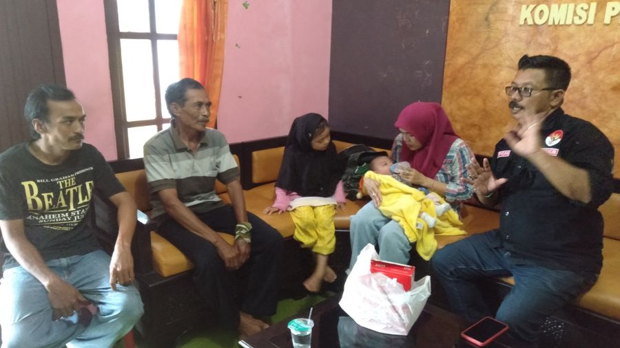 unsur-kpaid-jabar-asep-nurzaini-berbincang-dengan-keluarga-bayi.jpg