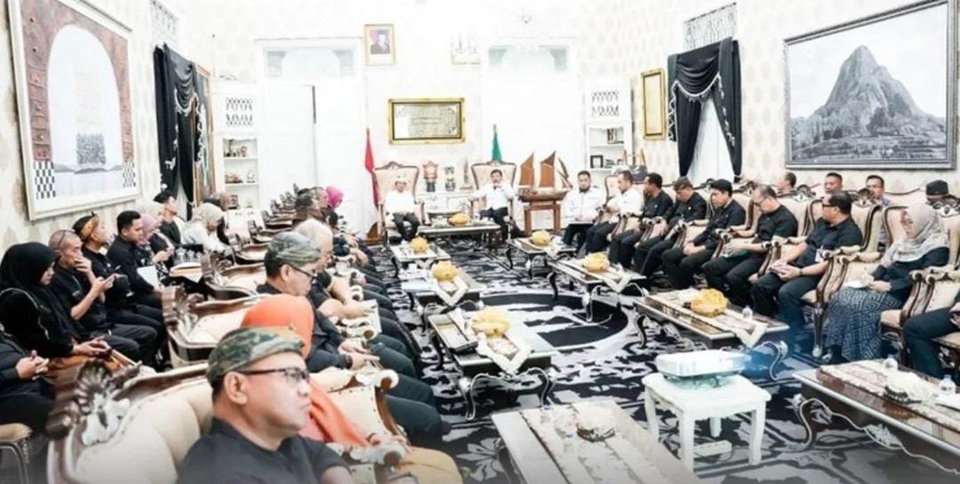 upati-Purwakarta-Saepul-Bahri-Binzein-saat-menerima-Tim-KPK-RI.jpg