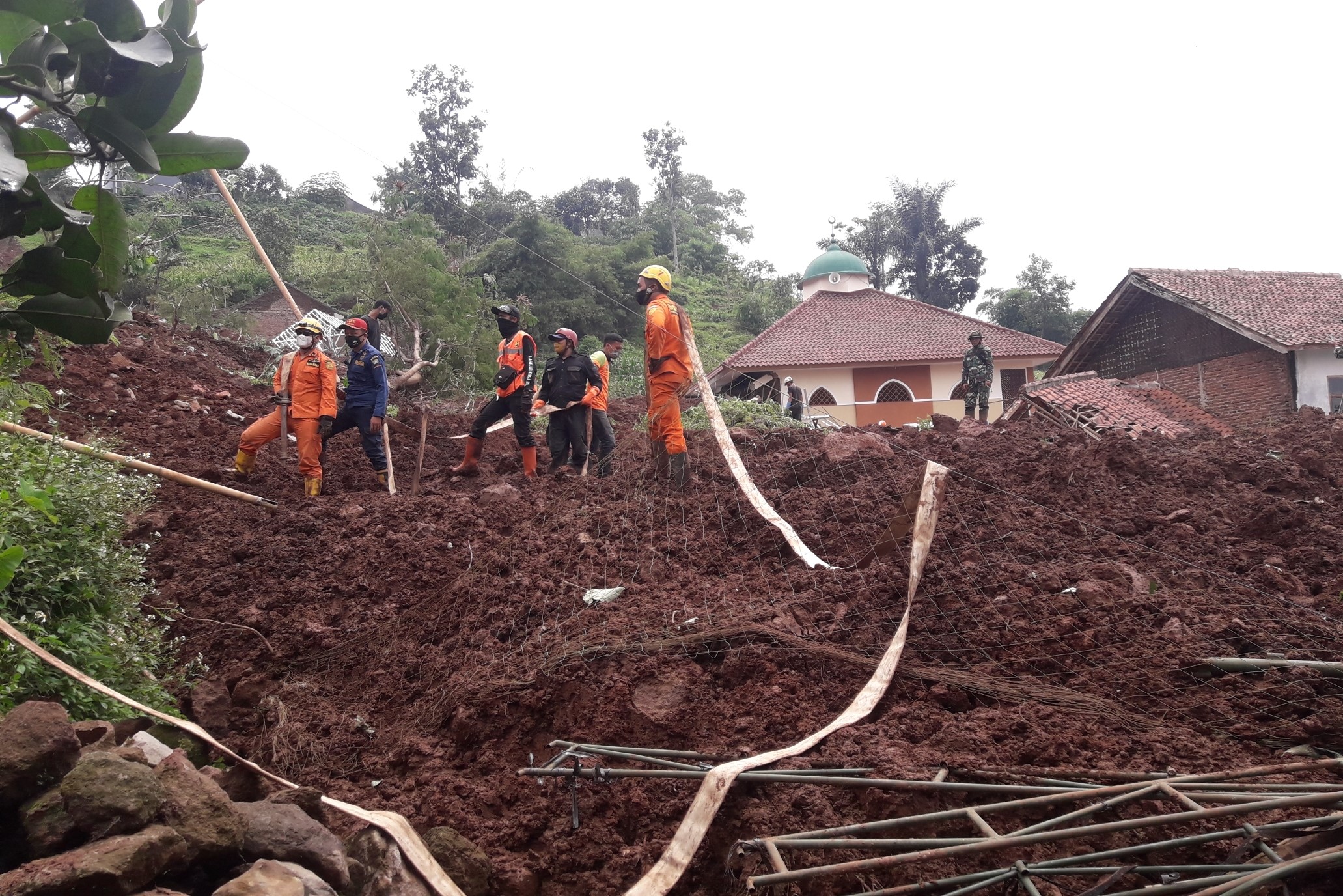 upaya-evakuasi-korban-longsor.jpg