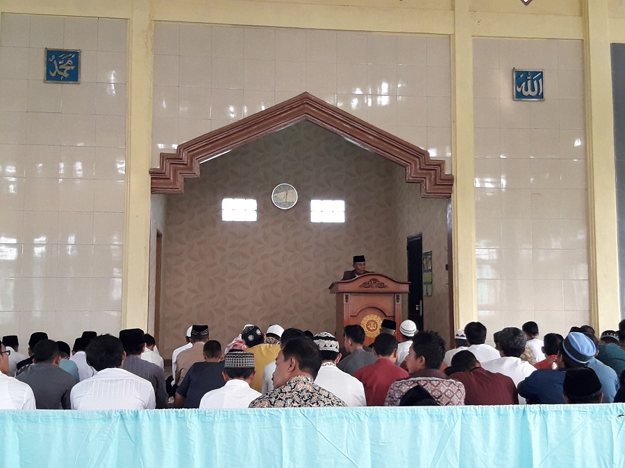 ustaz-d-hidayat-memimpin-khotbah_20170901_090631.jpg