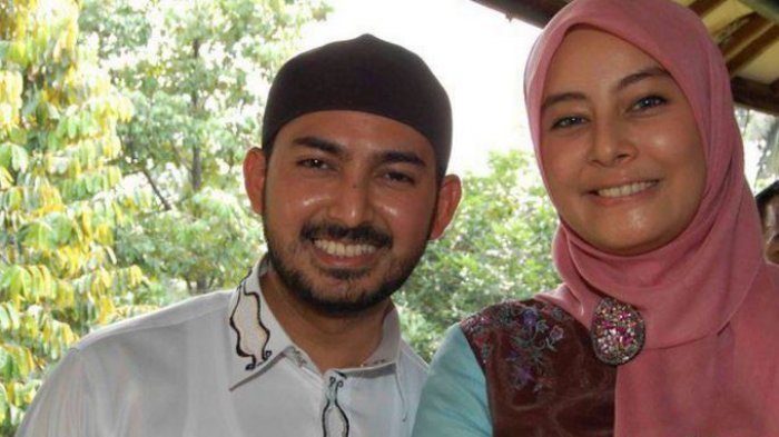 ustaz-kondang-ahmad-al-habsyi-dan-istrinya-putri-aisah-aminah_20170317_142006.jpg