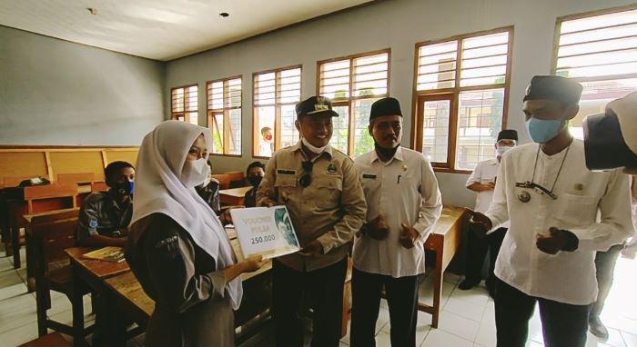 Siswa-siswi SMK di Pangandaran Disuntik Motivasi oleh Panglima Santri Jabar, Ada Hadiah Peci & Pulsa