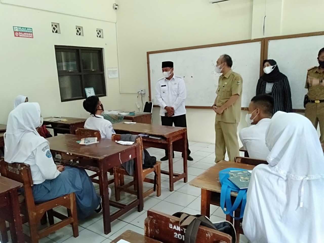 uu-ruzhanul-ulum-didampingi-kepala-sma-negeri-5-kota-tasikmalaya.jpg