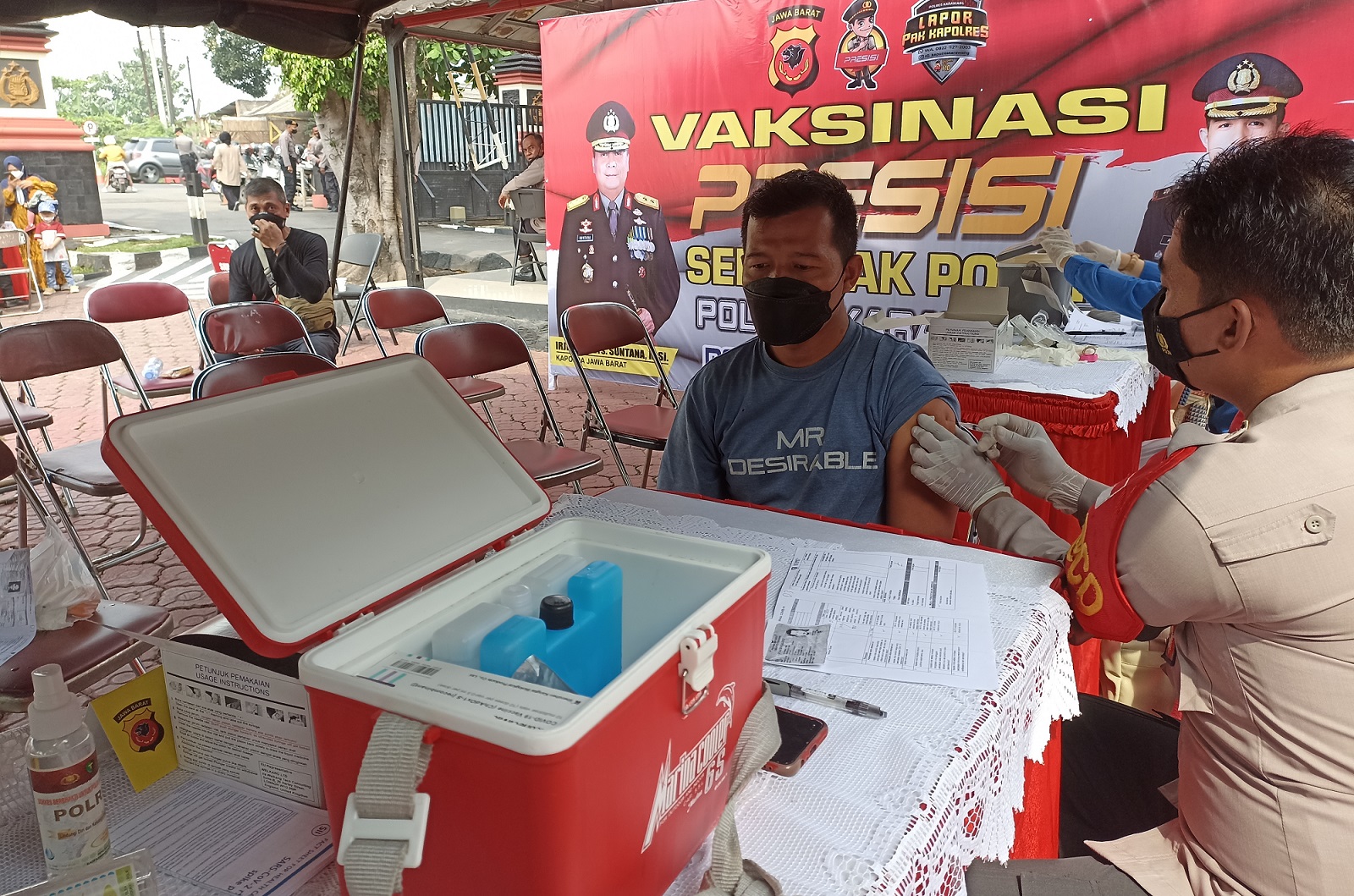 Polisi Fasilitasi Warga KBB dan Cimahi Untuk Divaksin Setelah Berbuka Puasa Selama Bulan Ramadan