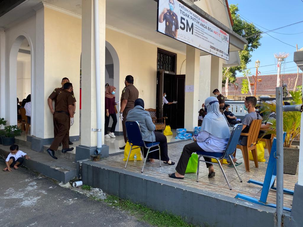 Warga di Majalengka Dapat Sembako Gratis setelah Vaksinasi Covid-19 di Kejari