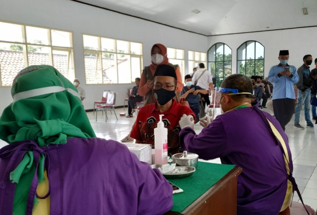 vaksinasi-kiai-dan-ustaz-kota-tasik.jpg