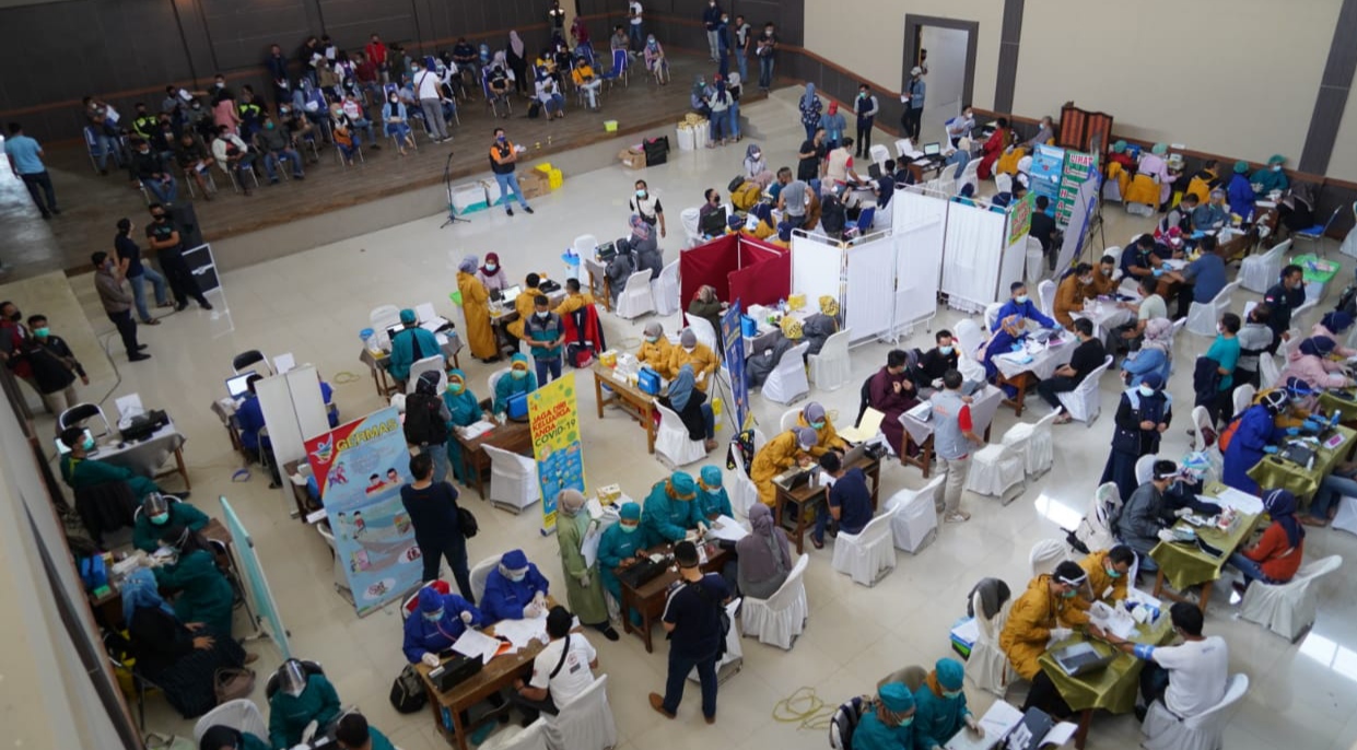 vaksinasi-massal-di-garut-target-2500-orang-mulai-pegawai-bank-hingga-pedagang-di-pasar.jpg