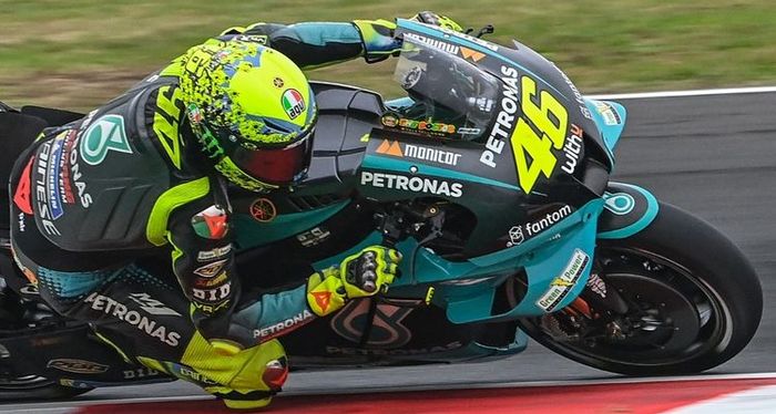 valentino-rossi-saat-berlaga-pada-motogp-emilia-romagna-2021.jpg