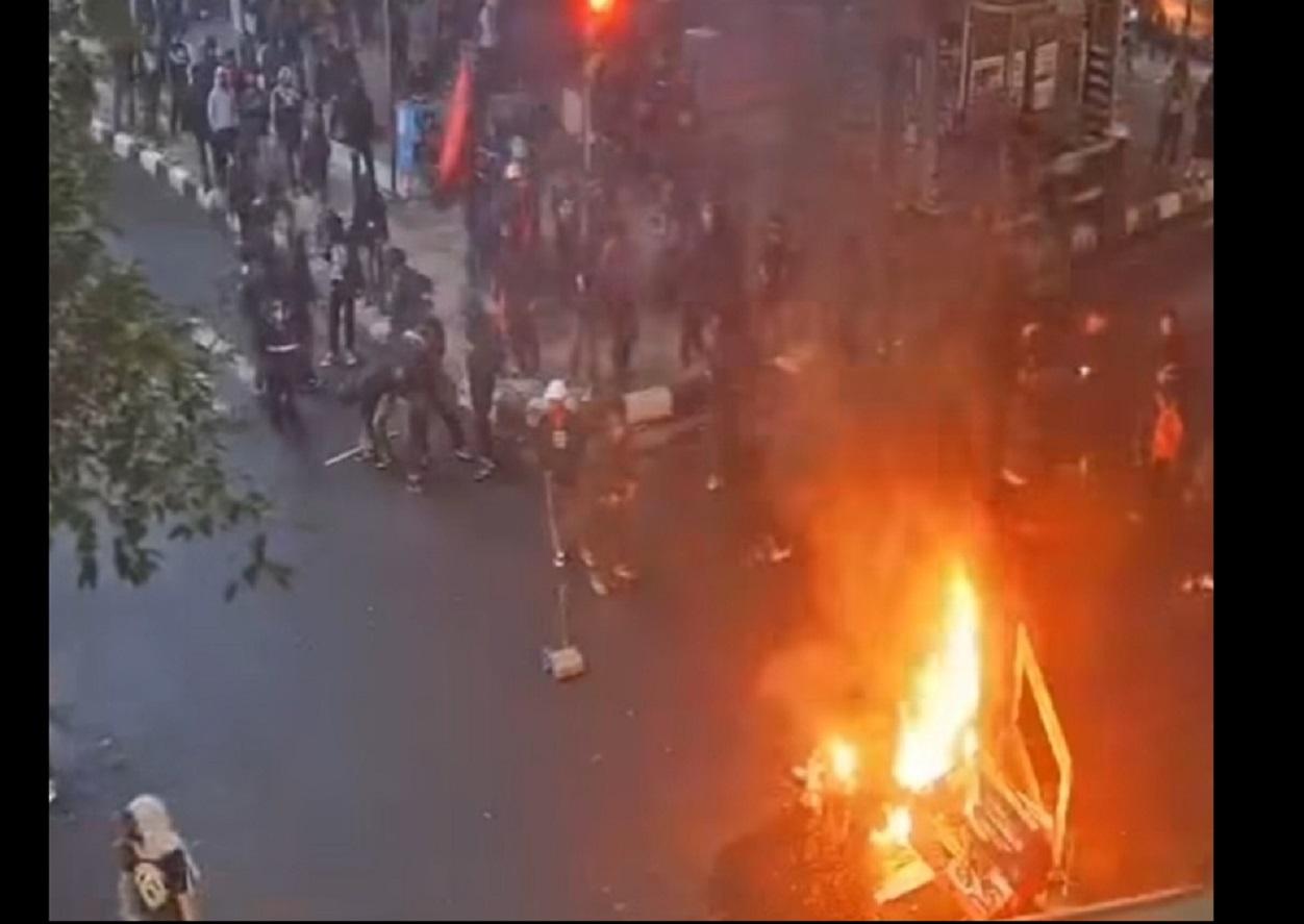 vandalisme-bakar-bakar-di-sekitar-Baltos-kota-Bandung-Jumat-152026.jpg