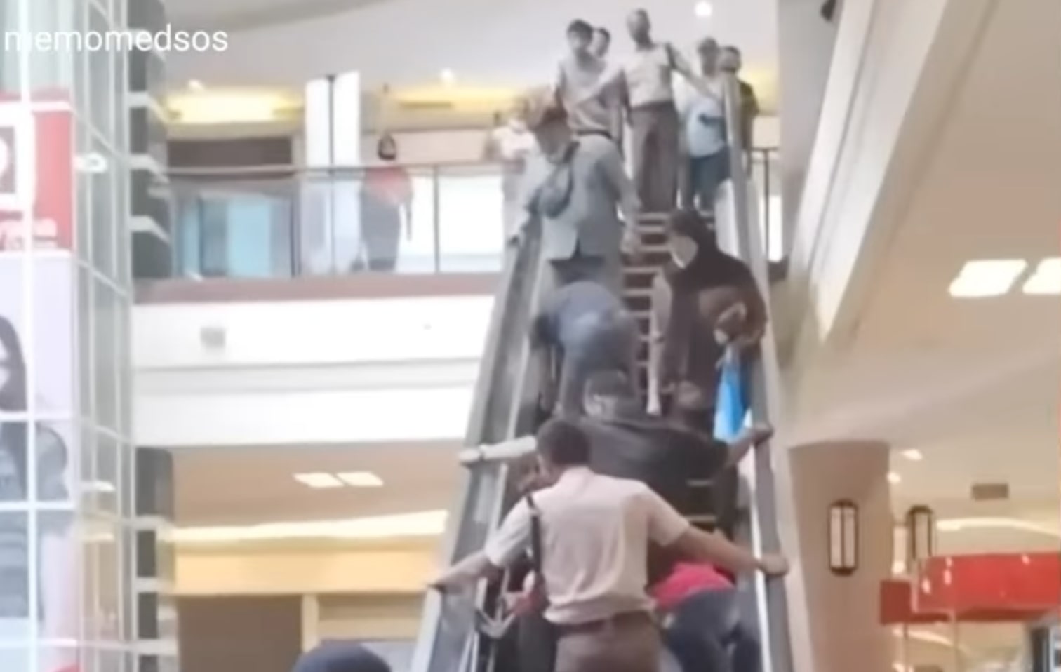 video-detik-detik-menegangkan-tangan-balita-terjepit-di-eskalator-di-mal-cibubur.jpg