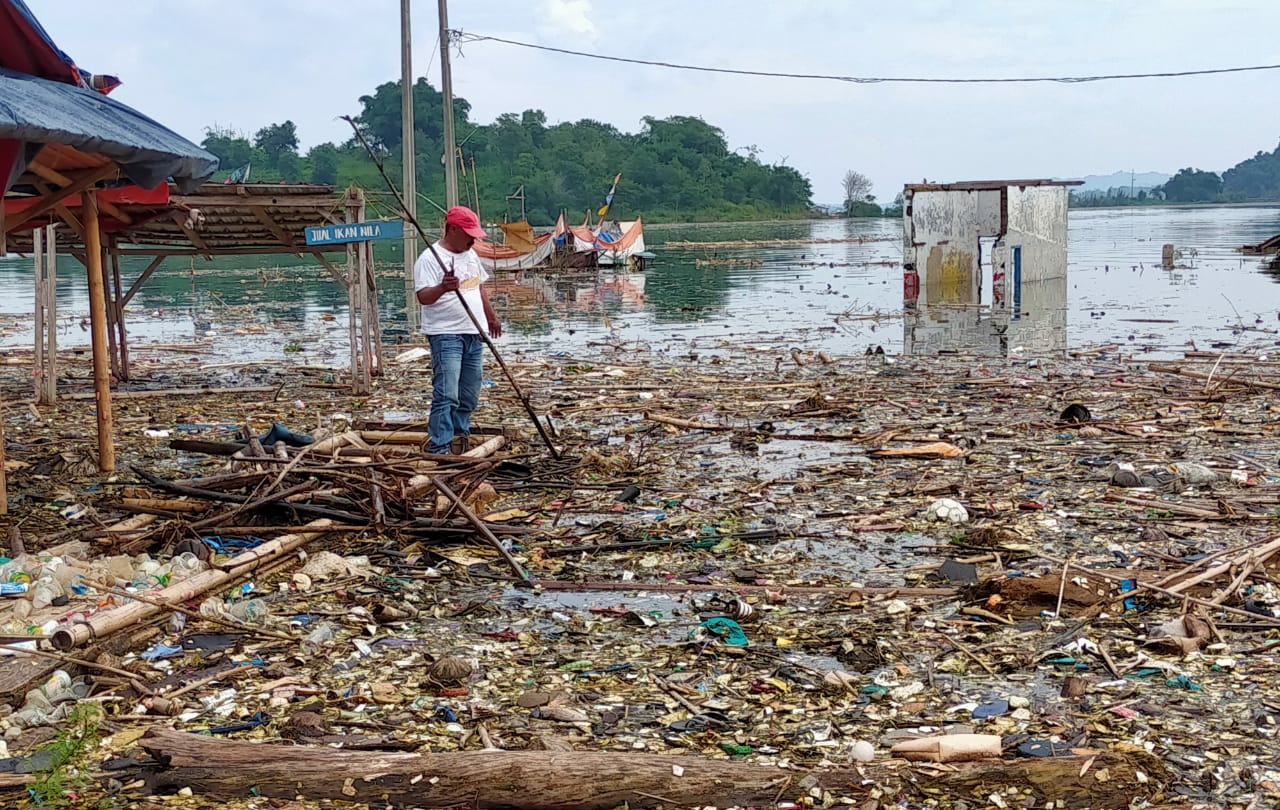 Jadi Salah Satu Tempat Wisata Unggulan di Sumedang, Waduk Jatigede Justru Jadi Lautan Sampah