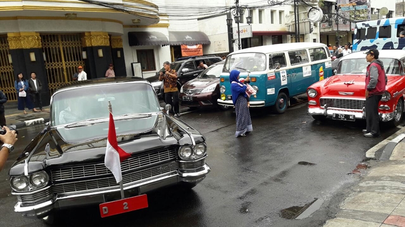 Parade Mobil Kuno di Bandung, Ternyata Hadirkan Juga Mobil Dinas Soekarno