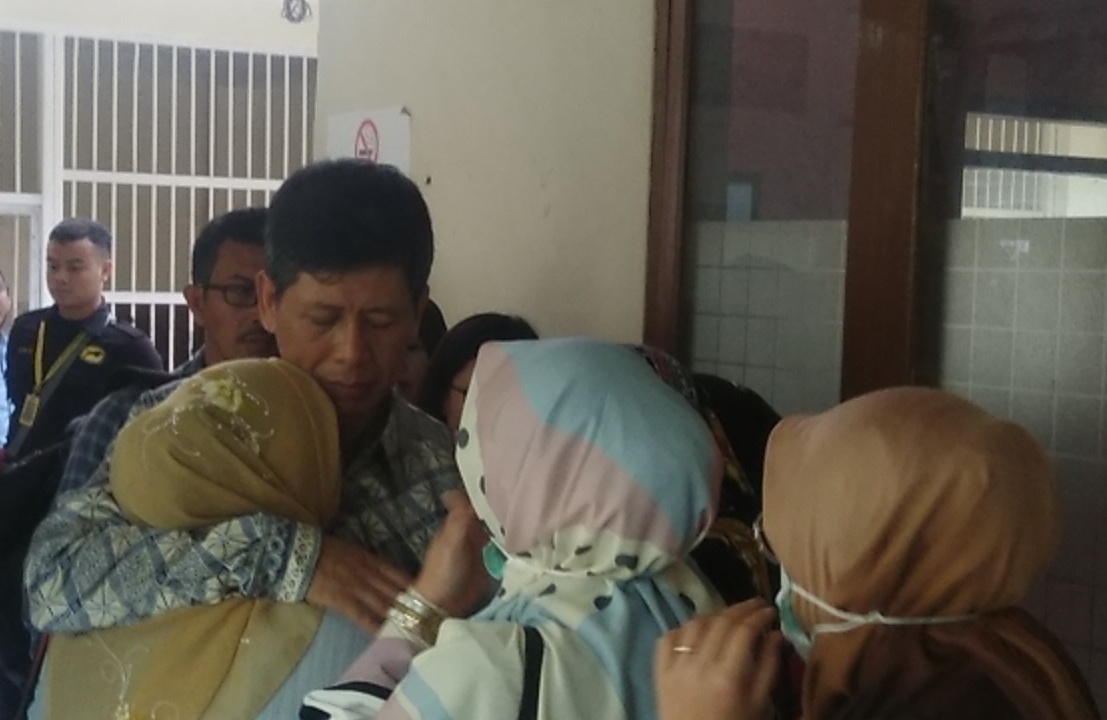 wahid-husen-saat-memeluk-keluarganya-usai-vonis-hakim-8-tahun-pada-8-april-2019.jpg