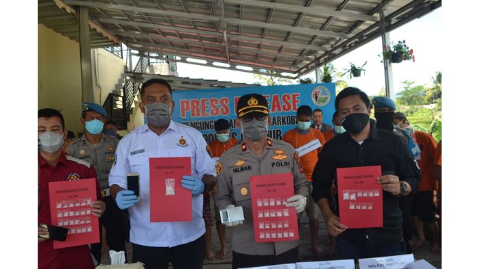 wakapolres-cianjur-kompol-hilman-muslim-kasat-narkoba-akp-ade-hermawan-3103.jpg