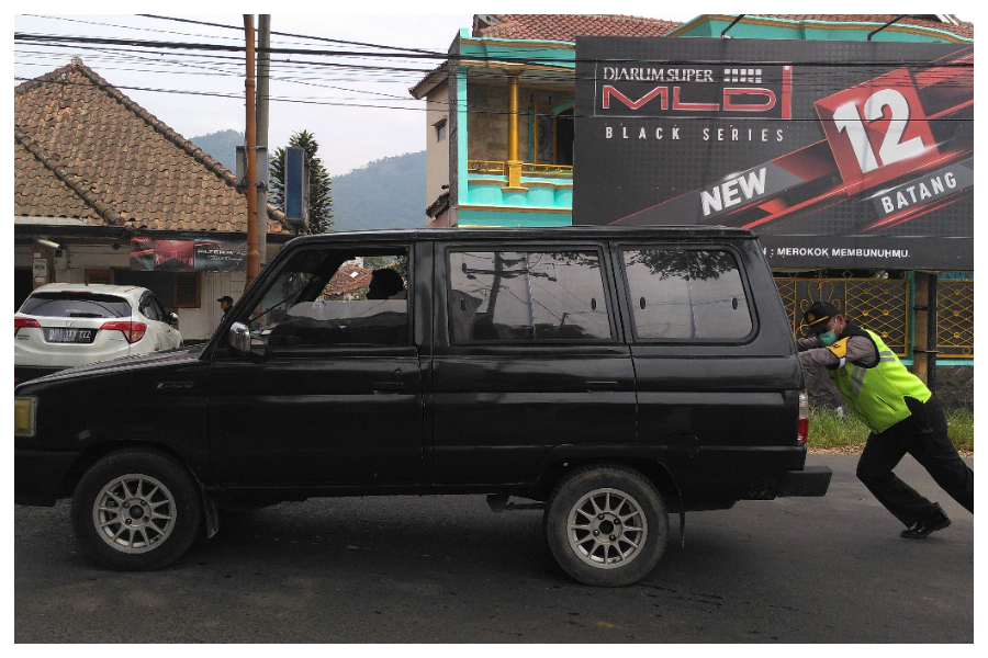 Luar Biasa! Polisi Ini Sigap Bantu Dorong Kendraan yang Mogok di Sadu Soreang