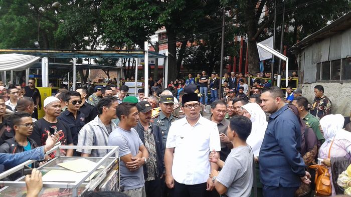 wali-kota-bandung-ridwan-kamil-berdialog-dengan-para-pkl_20160314_140553.jpg